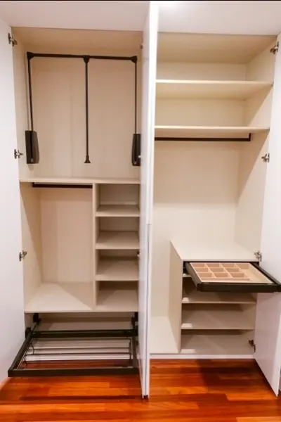 Interior de vestidor a medida con cajoneras y baldas