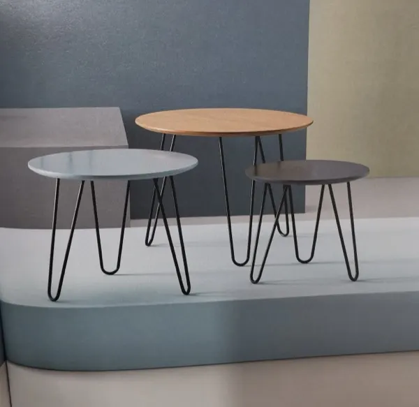 Mesas de centro nido con patas metálicas y tapas de colores