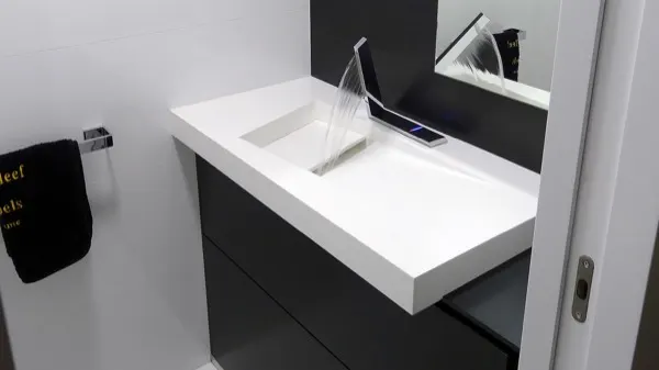 Mueble de baño moderno con lavabo