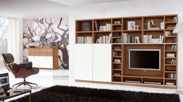 Composición de salón en madera con librería, de la exposición de MG Mobiliario