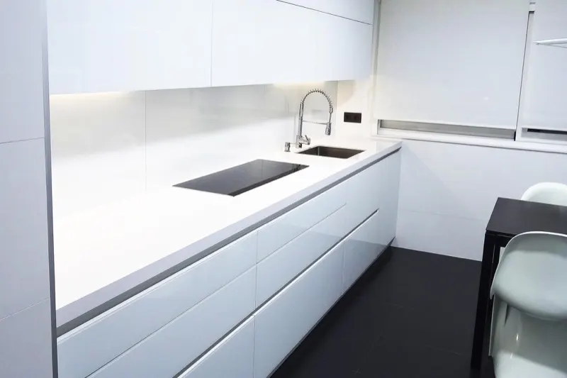 Cocina blanca moderna fabricada a medida